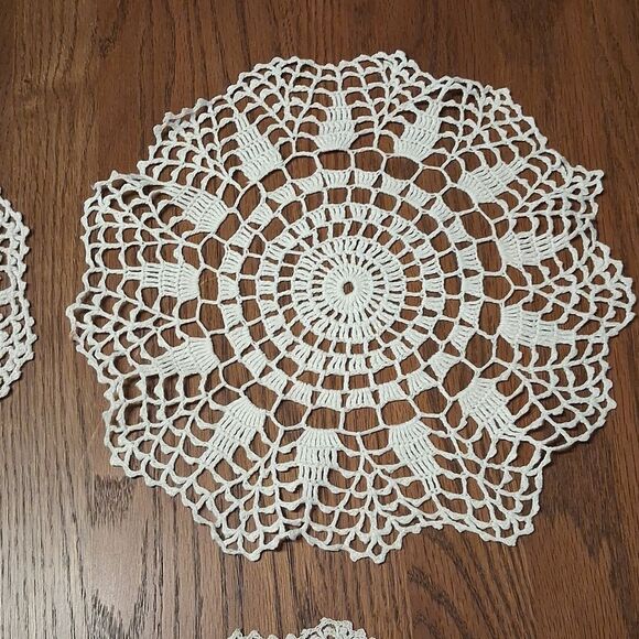 Set of 5 lovely vintage Crochet Doilies in Cream and Tan - Picture 3 of 14